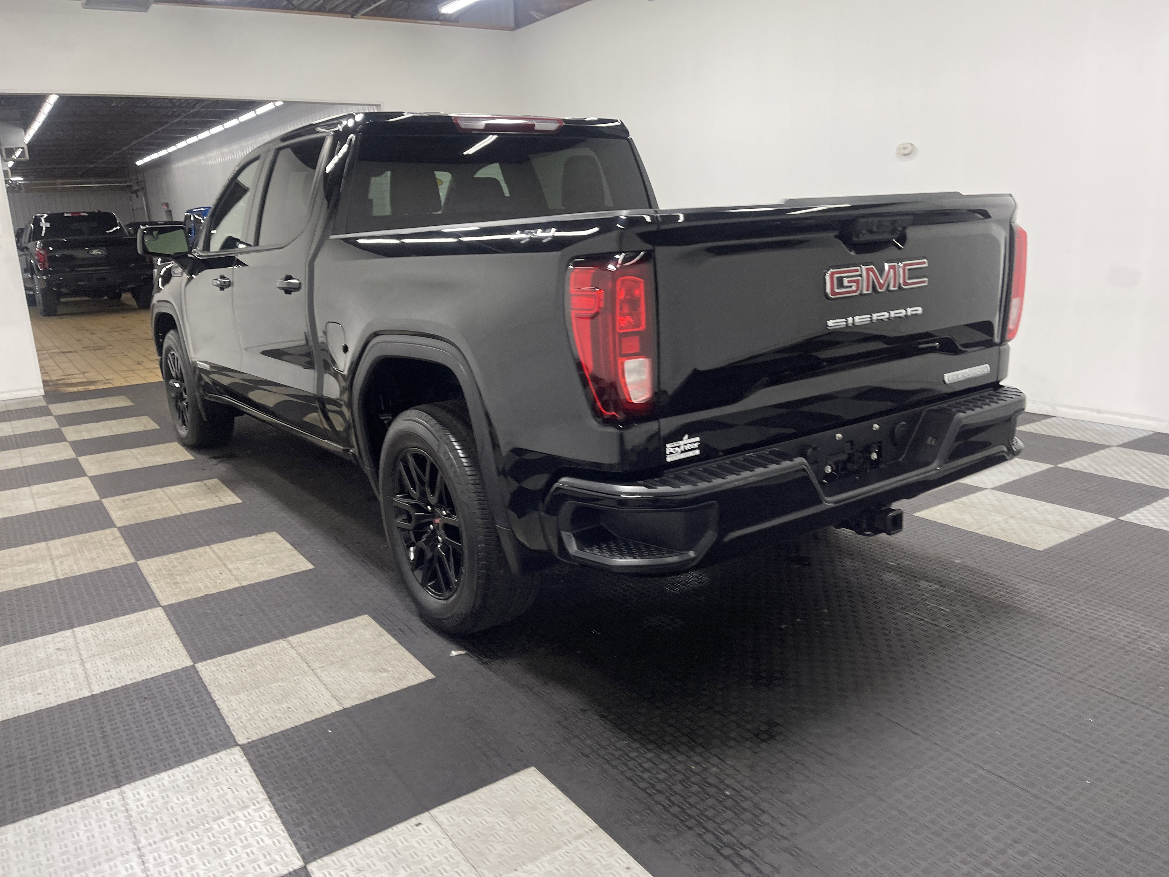 Used 2024 GMC Sierra 1500 Elevation image 2