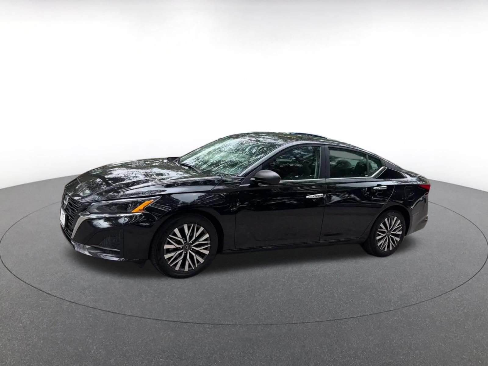 Used 2025 Nissan Altima 2.5 SV FWD image 8