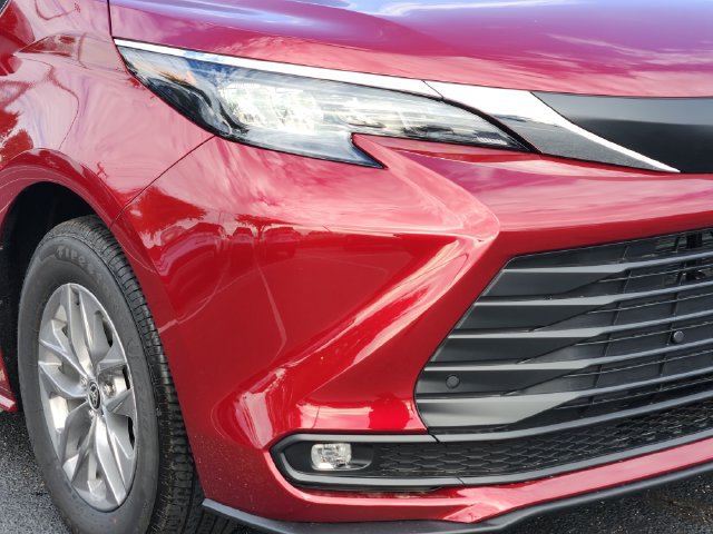 New 2026 Toyota Sienna XLE FWD image 7