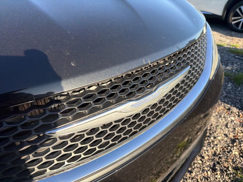 Used 2017 Chrysler Pacifica Touring-L w/ 13 Speaker Alpine Sound Group image 19