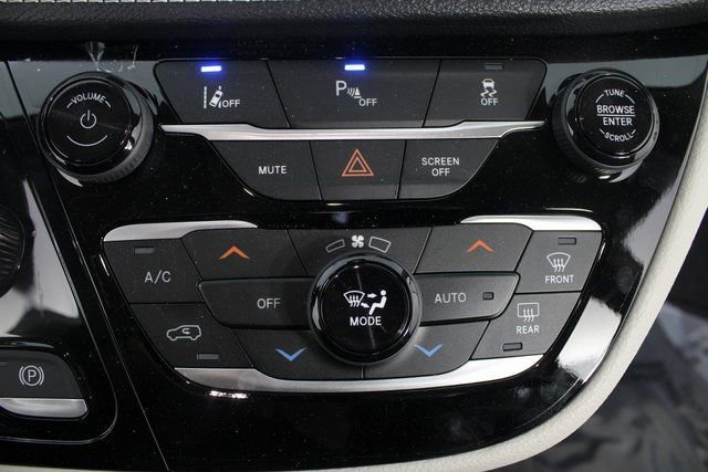 Used 2024 Chrysler Pacifica Select image 6