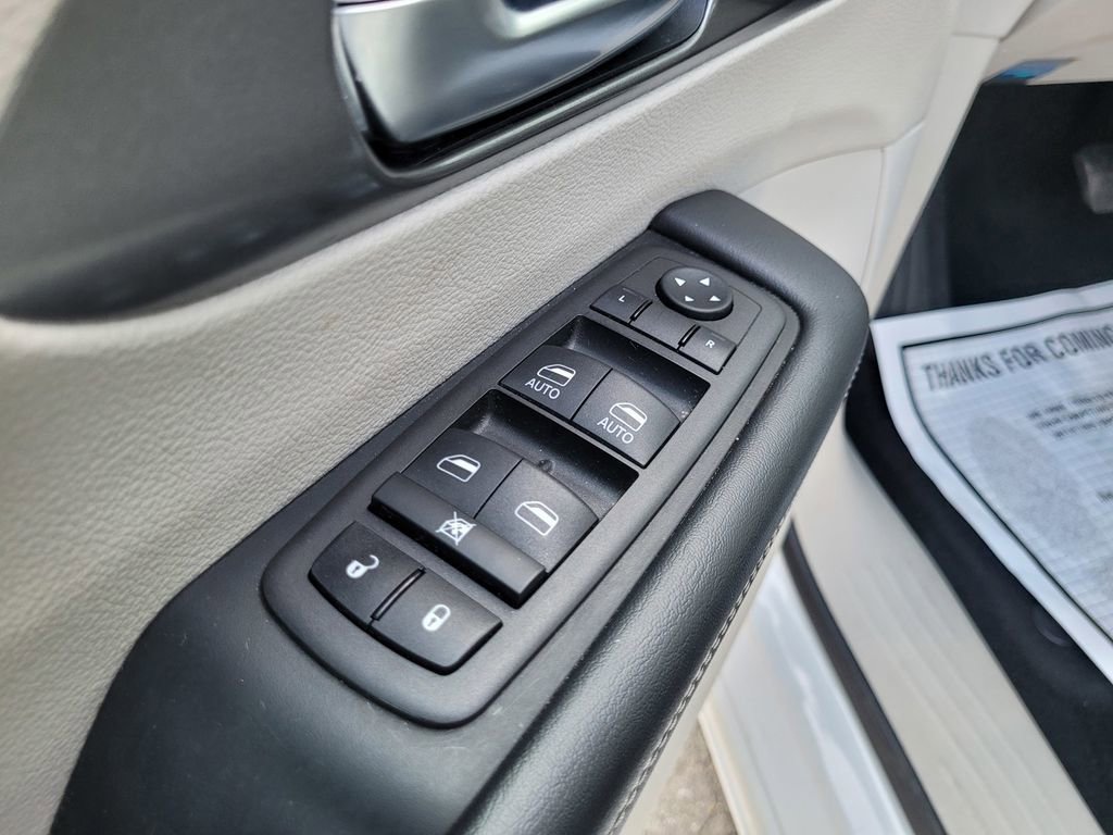 Used 2024 Chrysler Pacifica Touring-L image 25