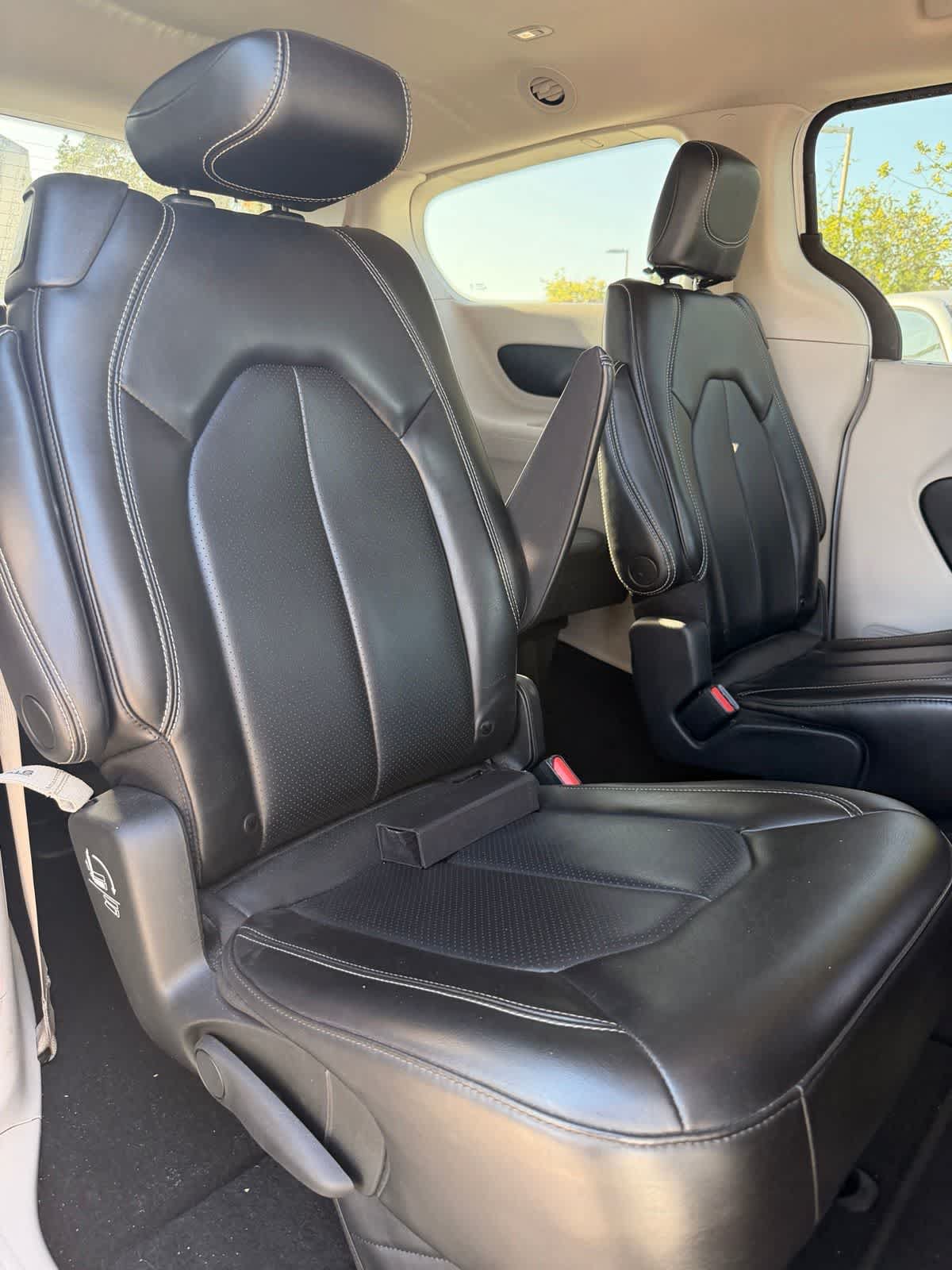 Used 2023 Chrysler Pacifica Touring-L FWD image 11