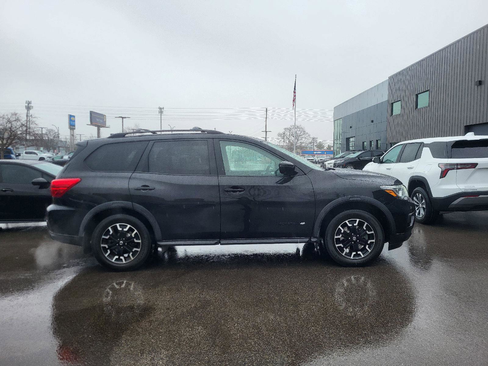 Used 2020 Nissan Pathfinder SL image 2