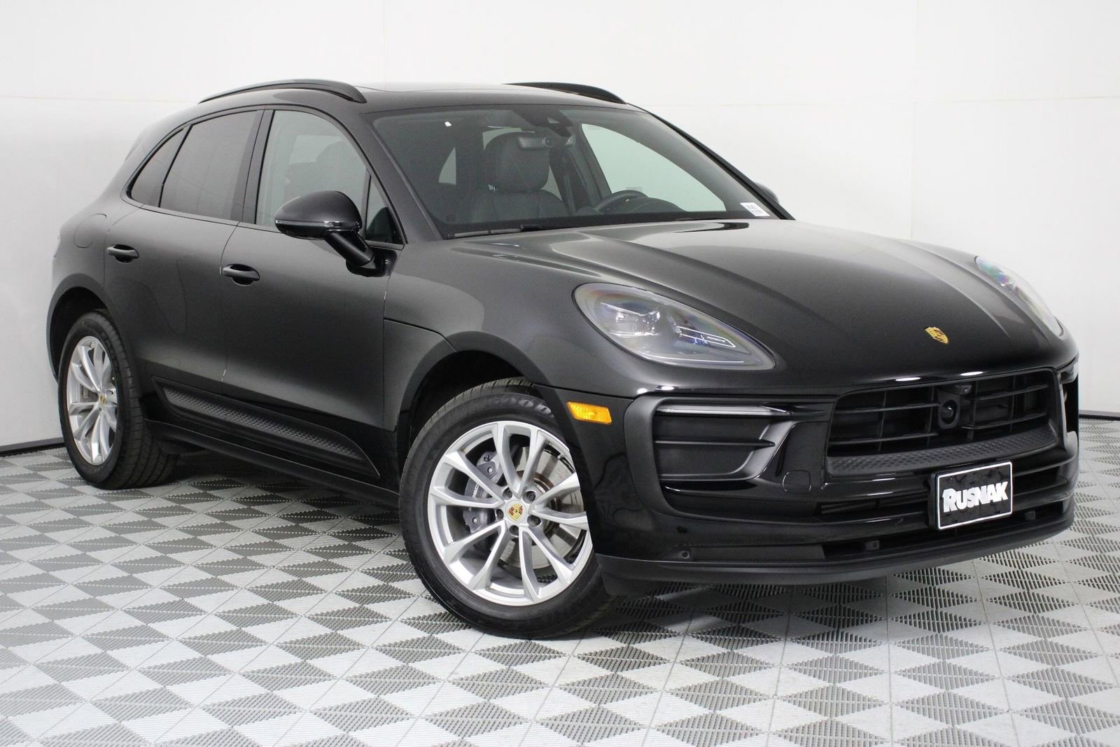 Certified 2025 Porsche Macan image 9