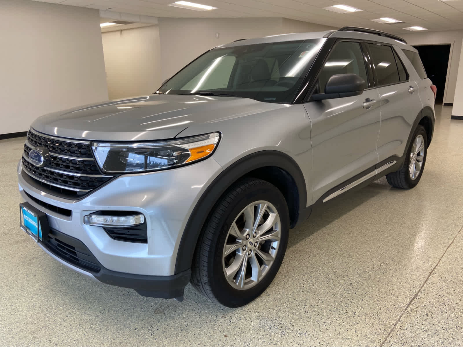 Used 2023 Ford Explorer XLT w/ Equipment Group 202A AWD/4WD image 3