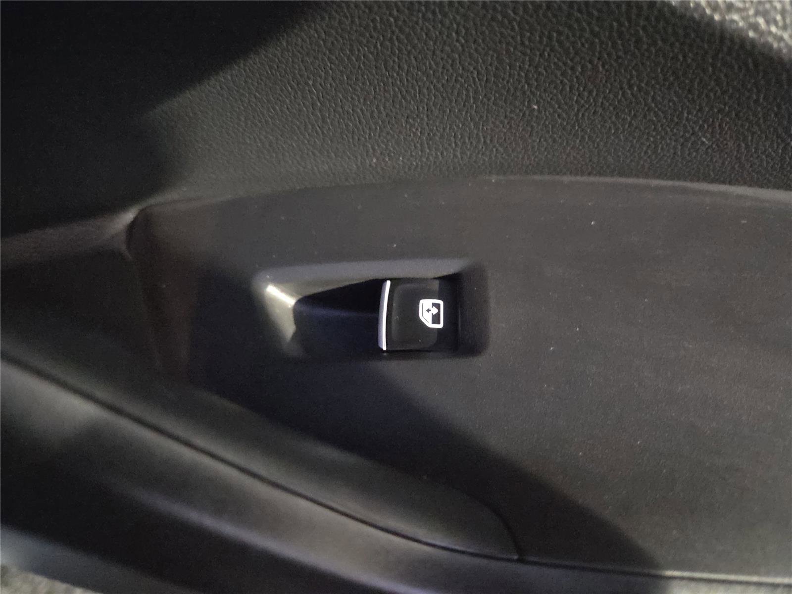 Certified 2025 Volkswagen Jetta SE w/ Sunroof Package image 30