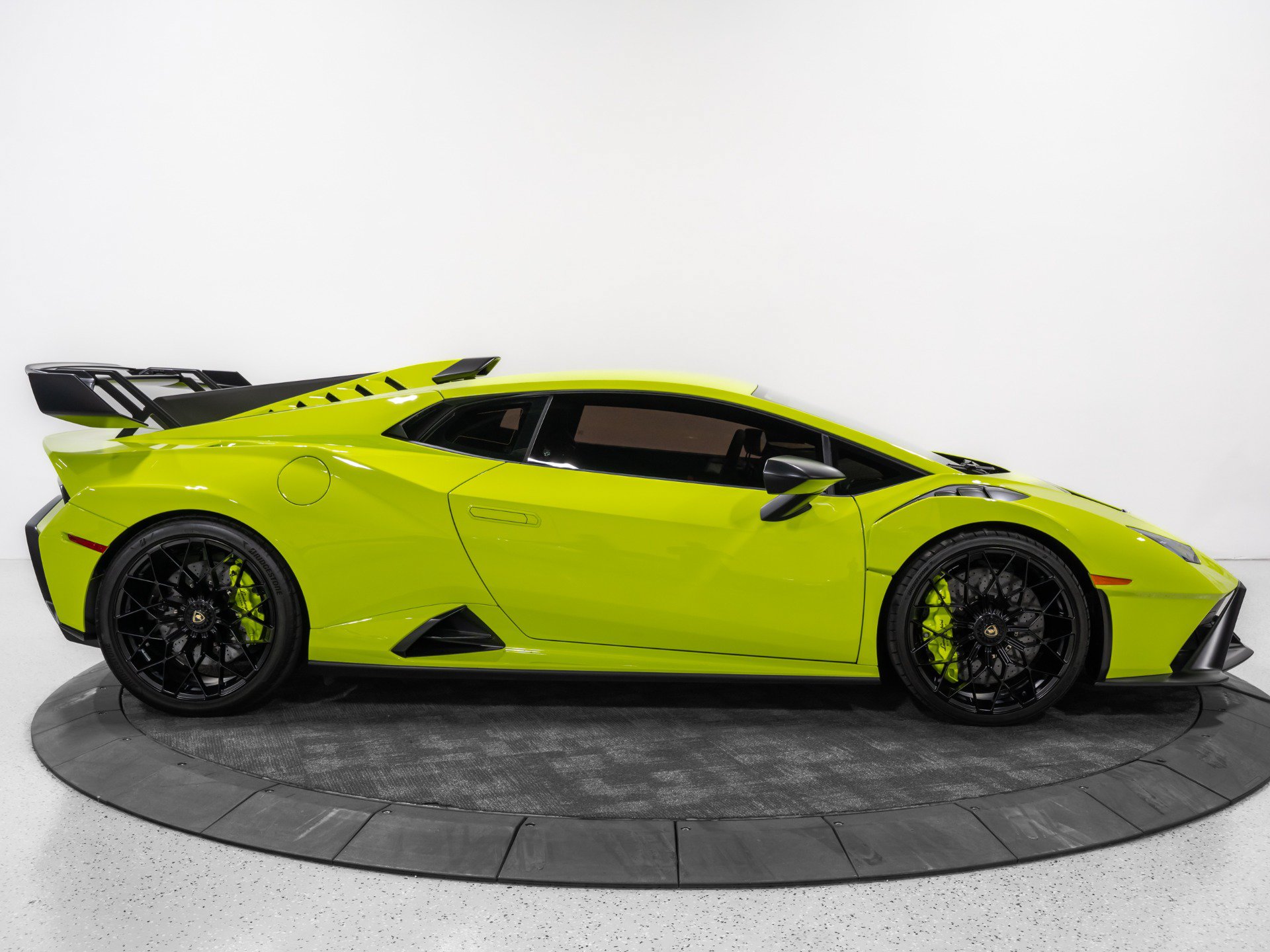 Used 2023 Lamborghini Huracan STO RWD image 9