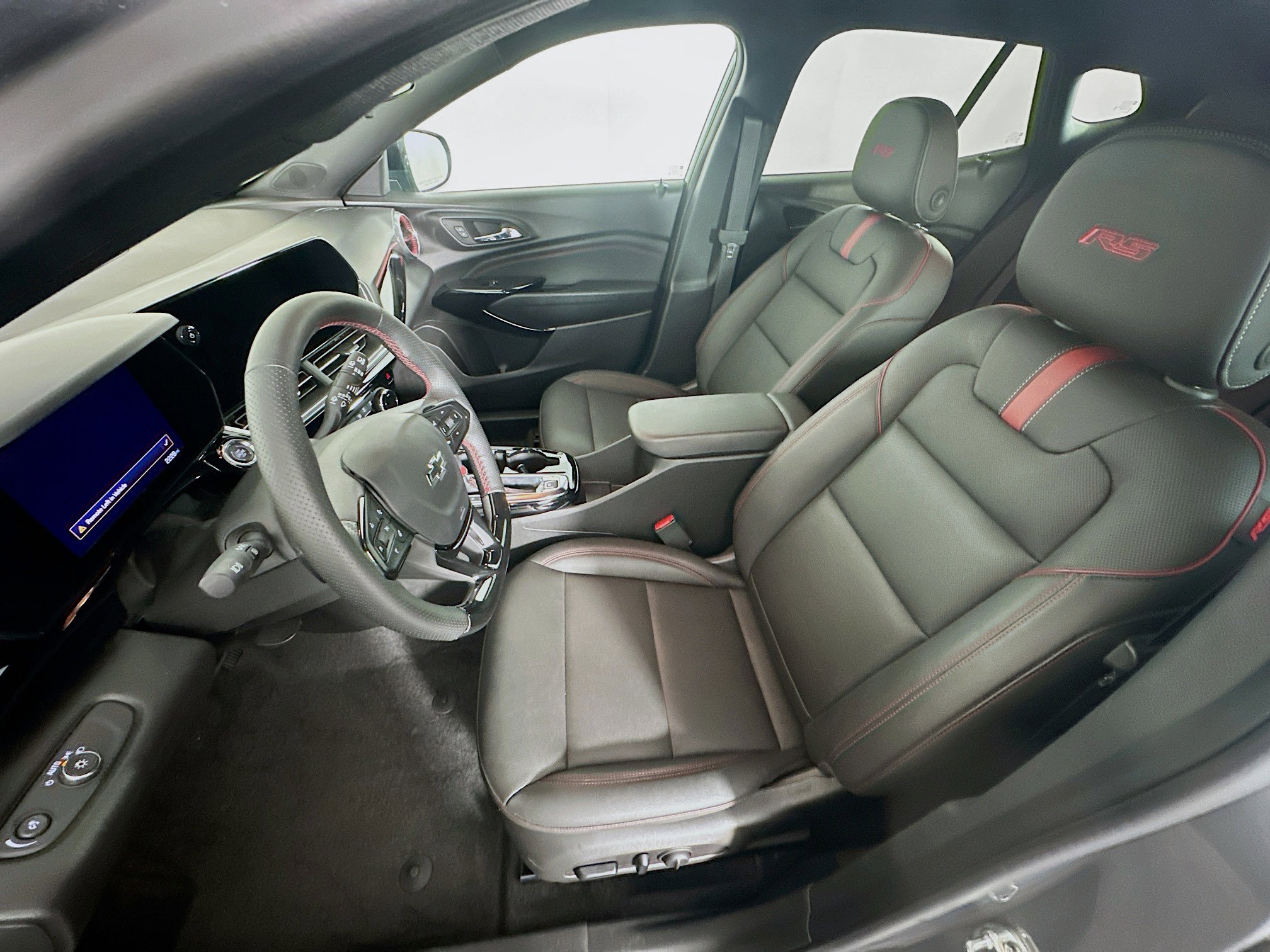 Used 2025 Chevrolet Trax RS FWD image 13
