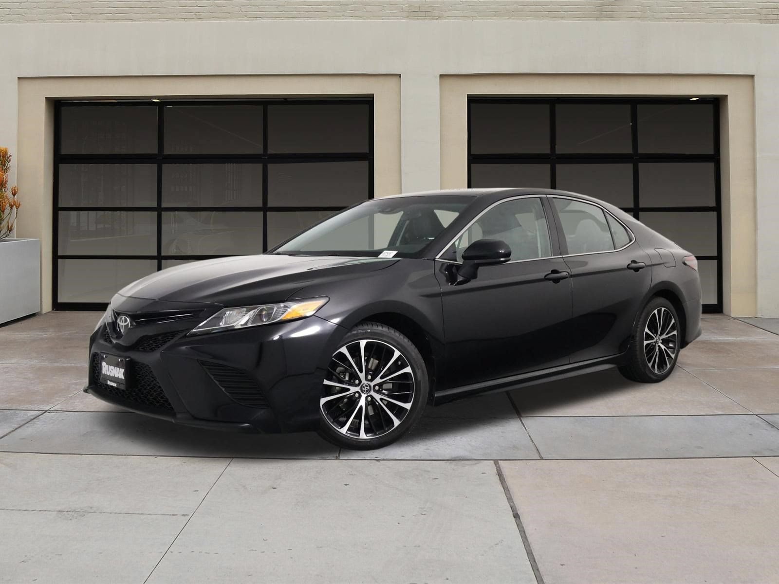 Used 2018 Toyota Camry SE FWD image 3