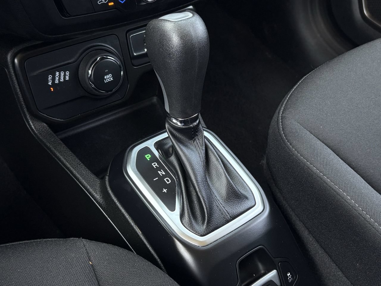 Used 2023 Jeep Renegade Latitude AWD/4WD image 19
