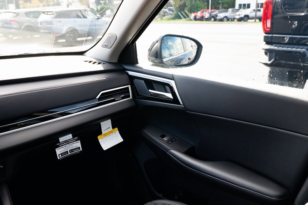 New 2025 Mitsubishi Outlander SE image 10