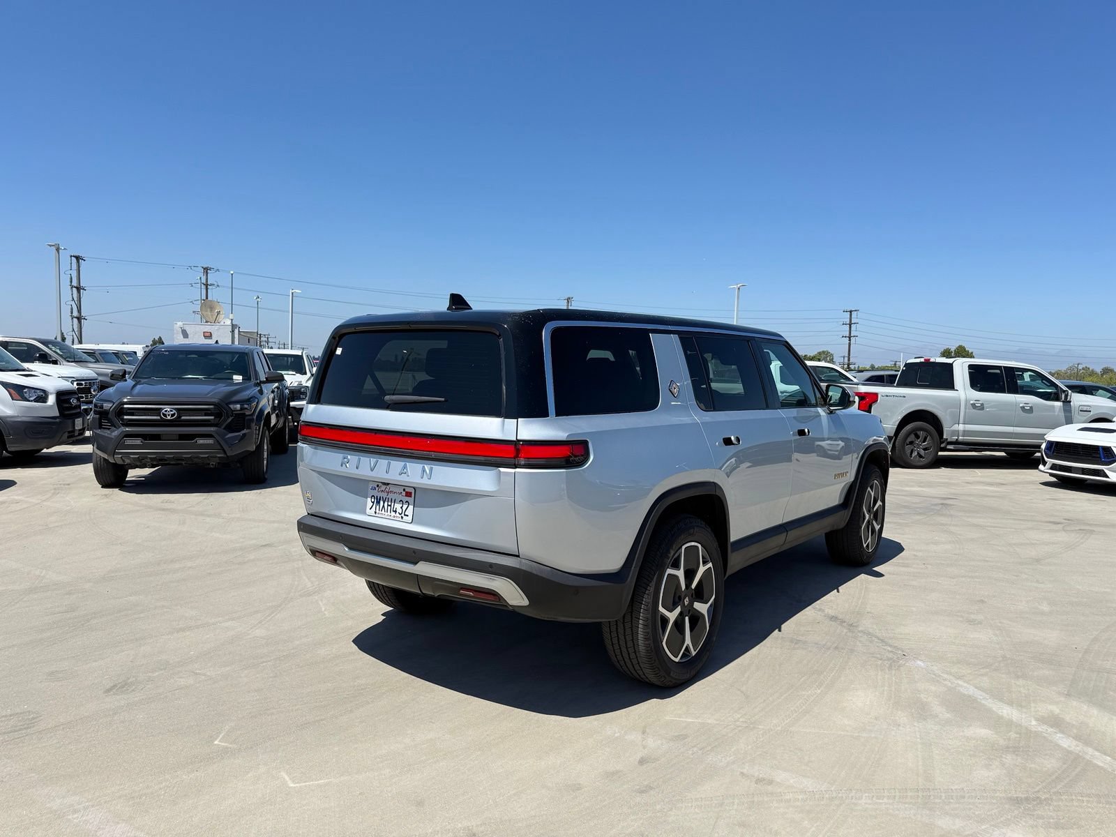 Used 2024 Rivian R1S Adventure AWD/4WD image 3