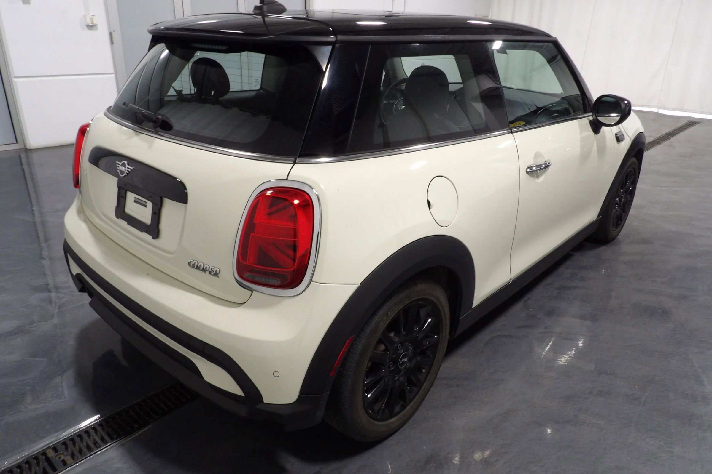 Used 2022 MINI Cooper 2-Door Hardtop image 4
