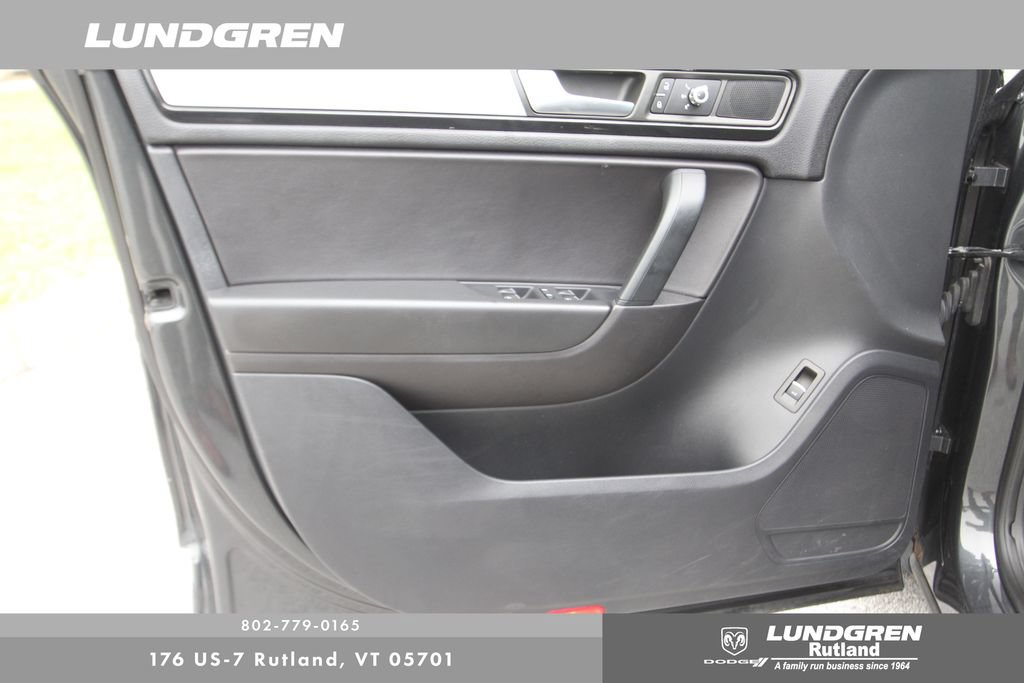 Used 2013 Volkswagen Touareg Sport AWD/4WD image 18