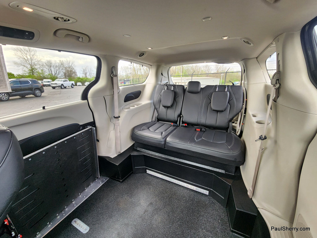 Used 2022 Chrysler Pacifica Touring-L FWD image 28