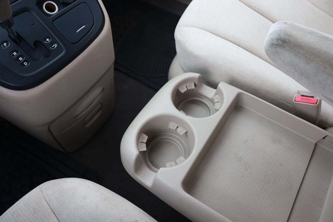 Used 2008 Kia Sedona LX image 40