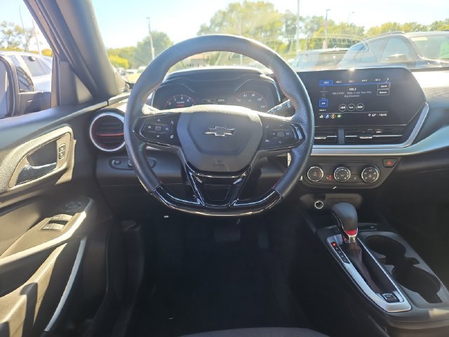 Used 2025 Chevrolet Trax RS FWD image 13