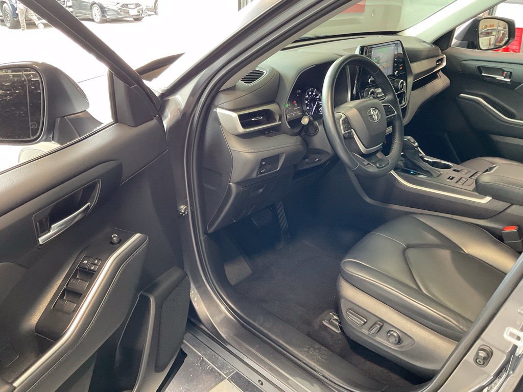Used 2022 Toyota Highlander XLE AWD/4WD image 9