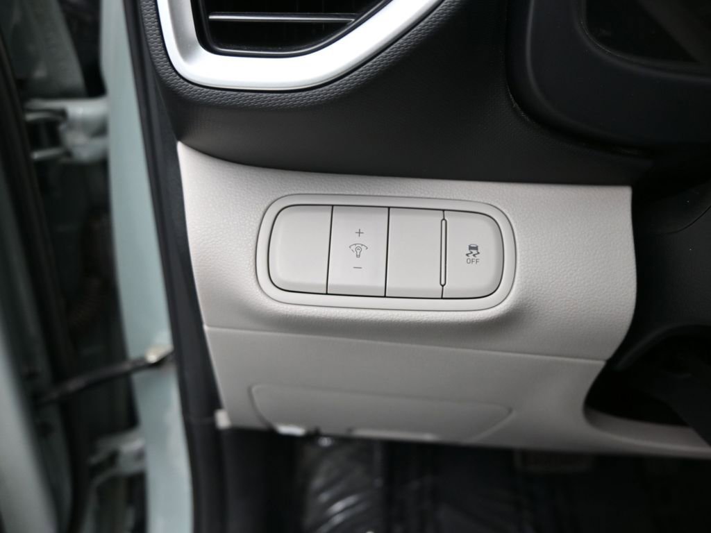 Used 2025 Hyundai Venue SEL image 21