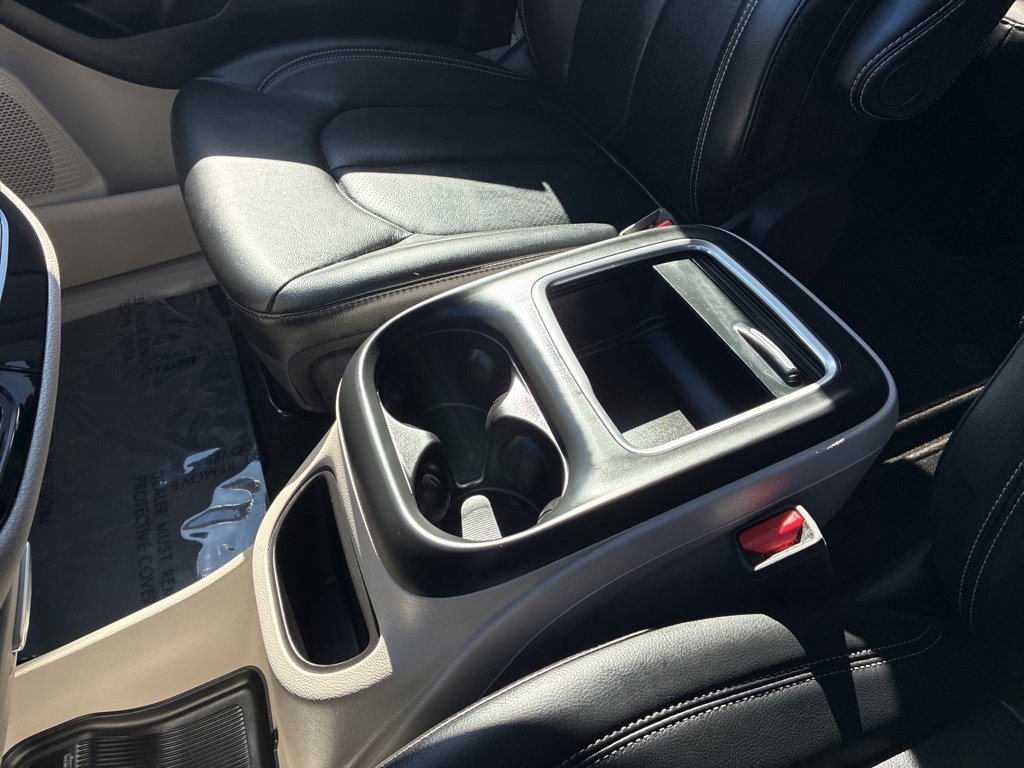 Used 2022 Chrysler Pacifica Touring-L image 18