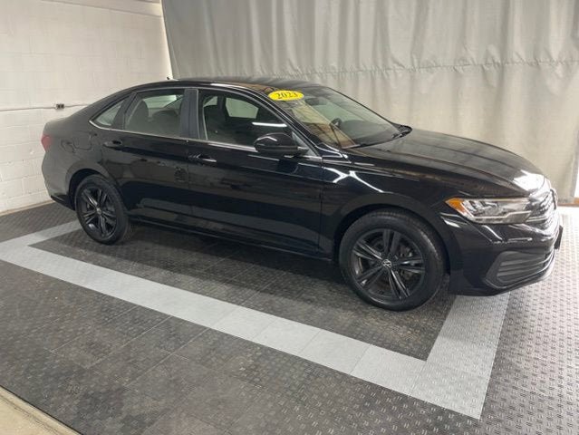 Certified 2023 Volkswagen Jetta SE w/ Panoramic Sunroof Package FWD image 2