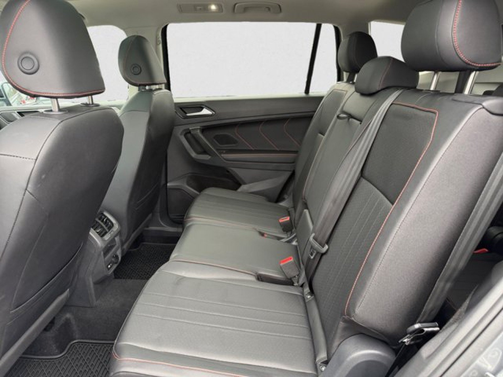Used 2024 Volkswagen Tiguan Wolfsburg Edition FWD image 18
