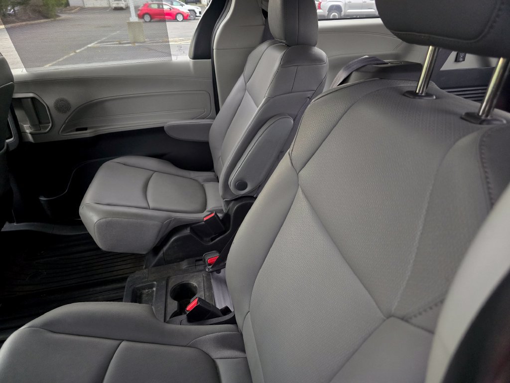Certified 2022 Toyota Sienna XLE w/ XLE Plus Package FWD image 21