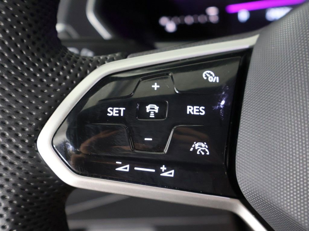 Used 2022 Volkswagen Tiguan SE R-Line AWD/4WD image 44