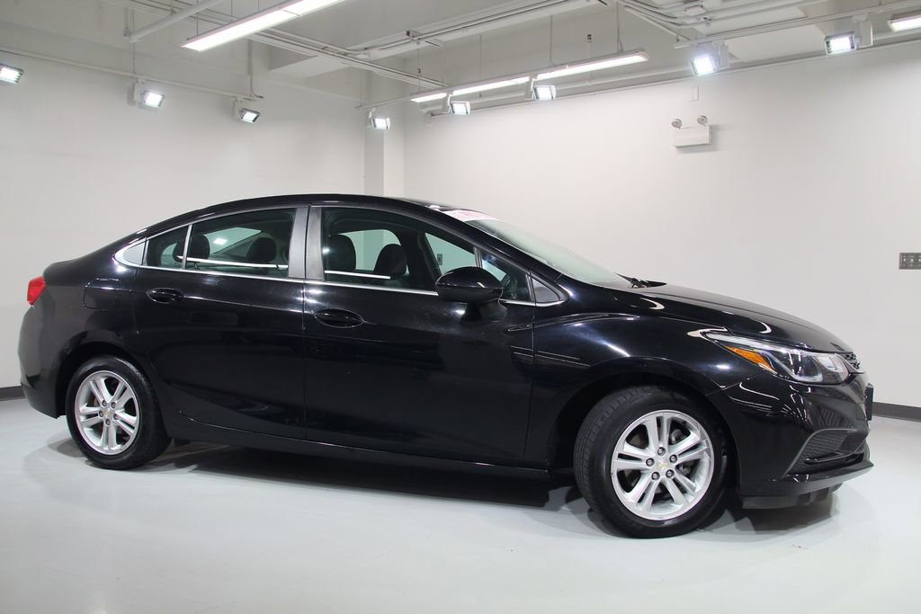 Used 2018 Chevrolet Cruze LT w/ Convenience Package FWD image 11
