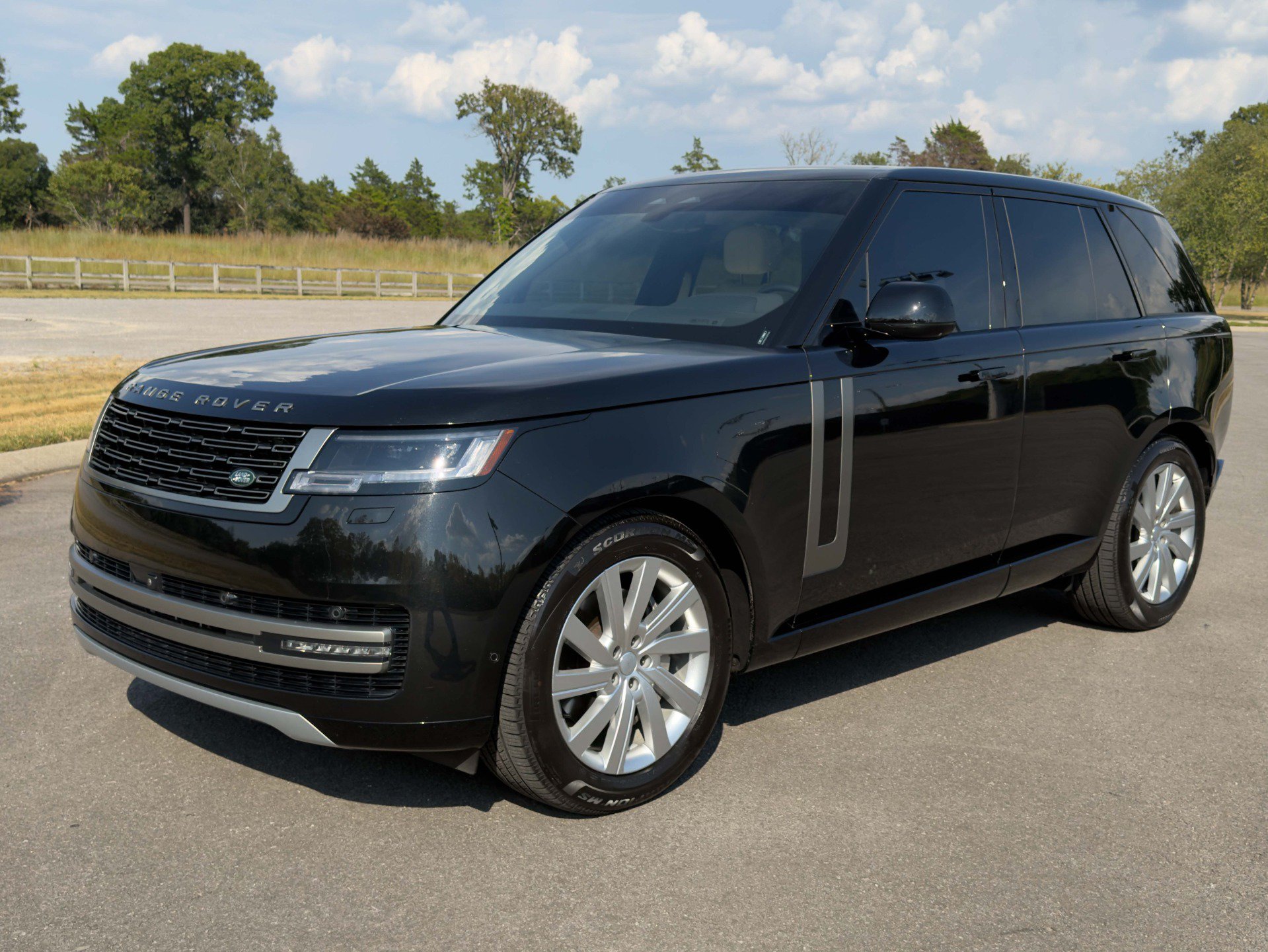 Used 2025 Land Rover Range Rover SE AWD/4WD image 2