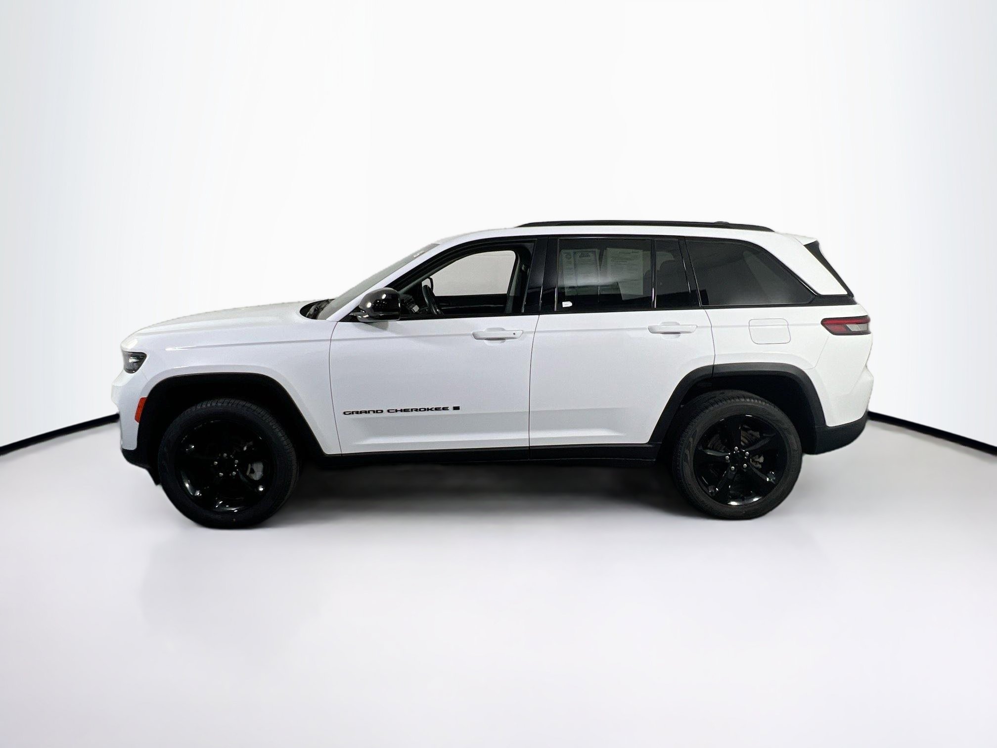 Used 2023 Jeep Grand Cherokee Limited w/ Black Appearance Package AWD/4WD image 8