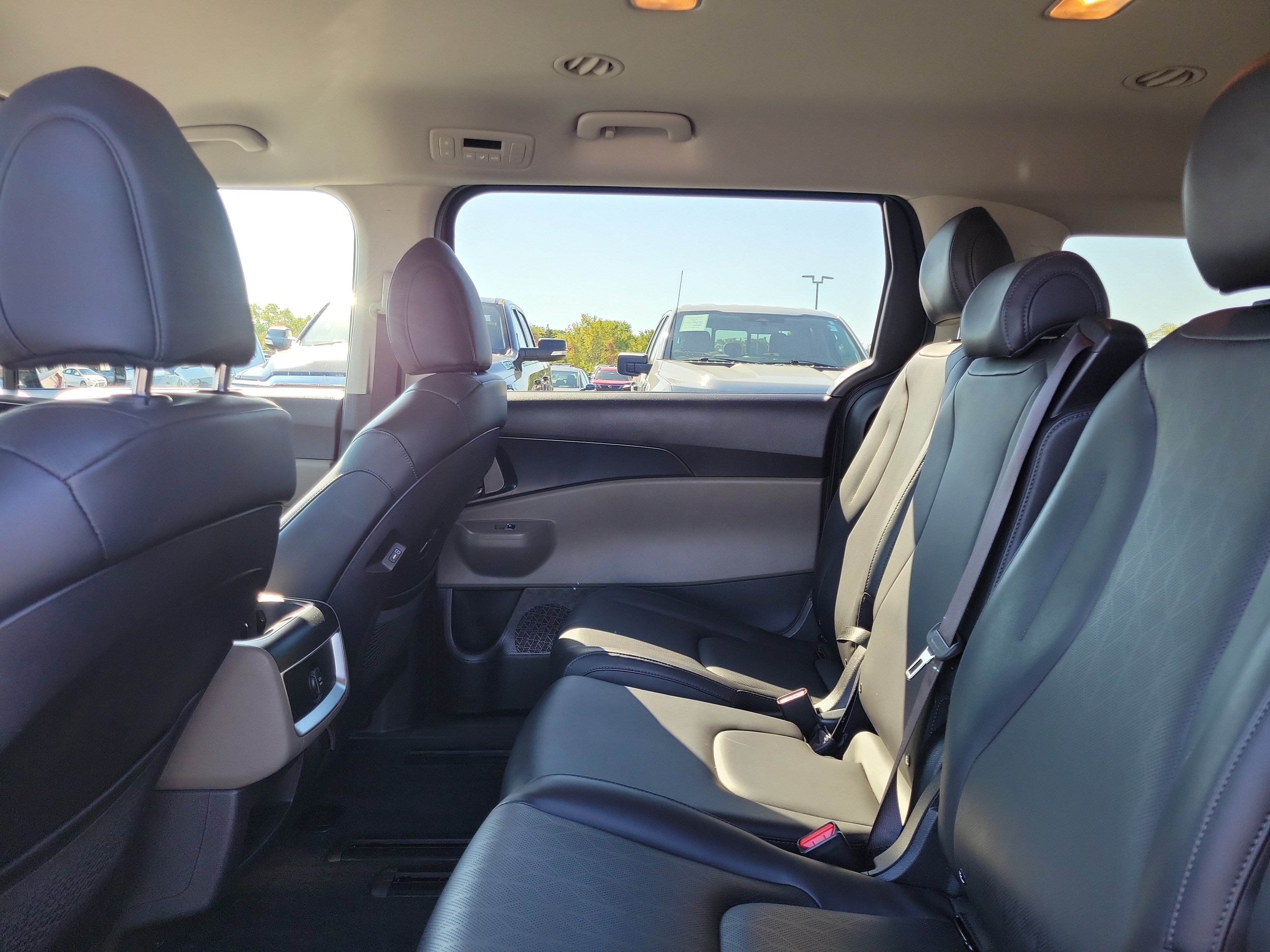 Used 2026 Kia Carnival FWD image 11