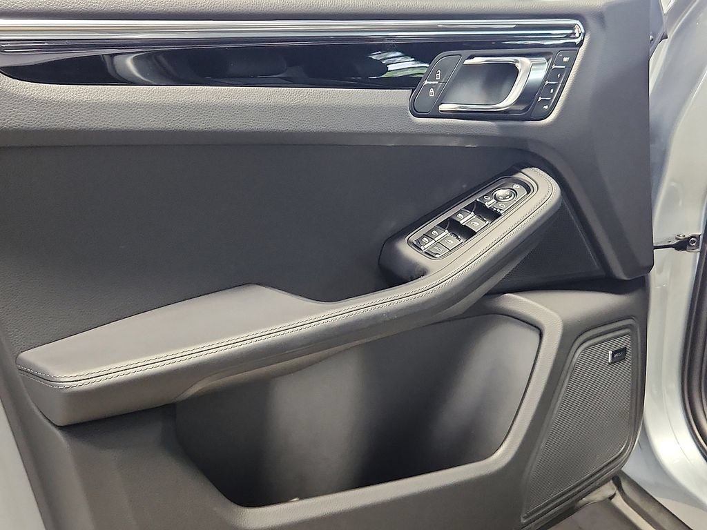 Certified 2026 Porsche Macan AWD/4WD image 13