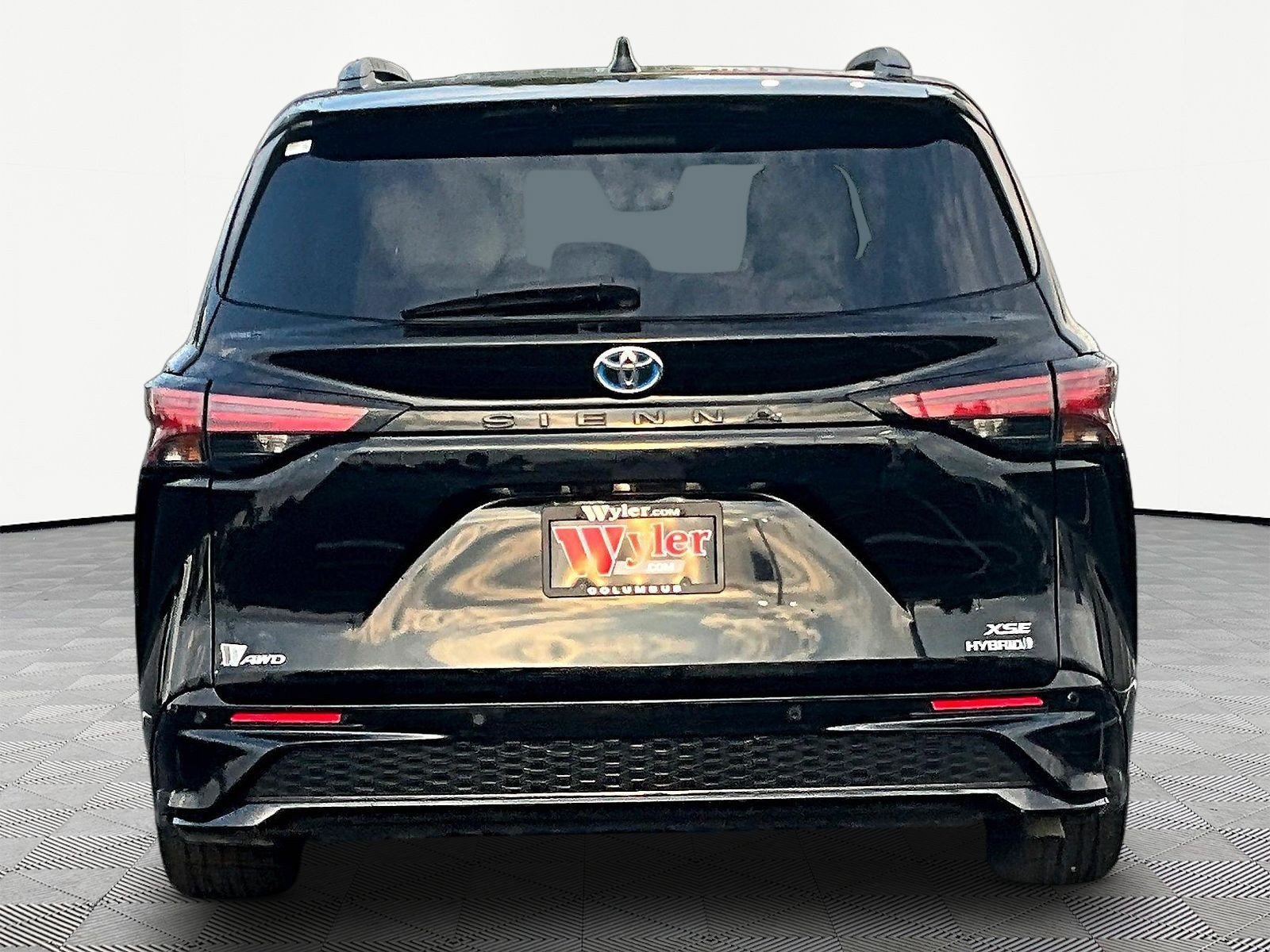 Used 2023 Toyota Sienna XSE w/ XSE Plus Package AWD/4WD image 5