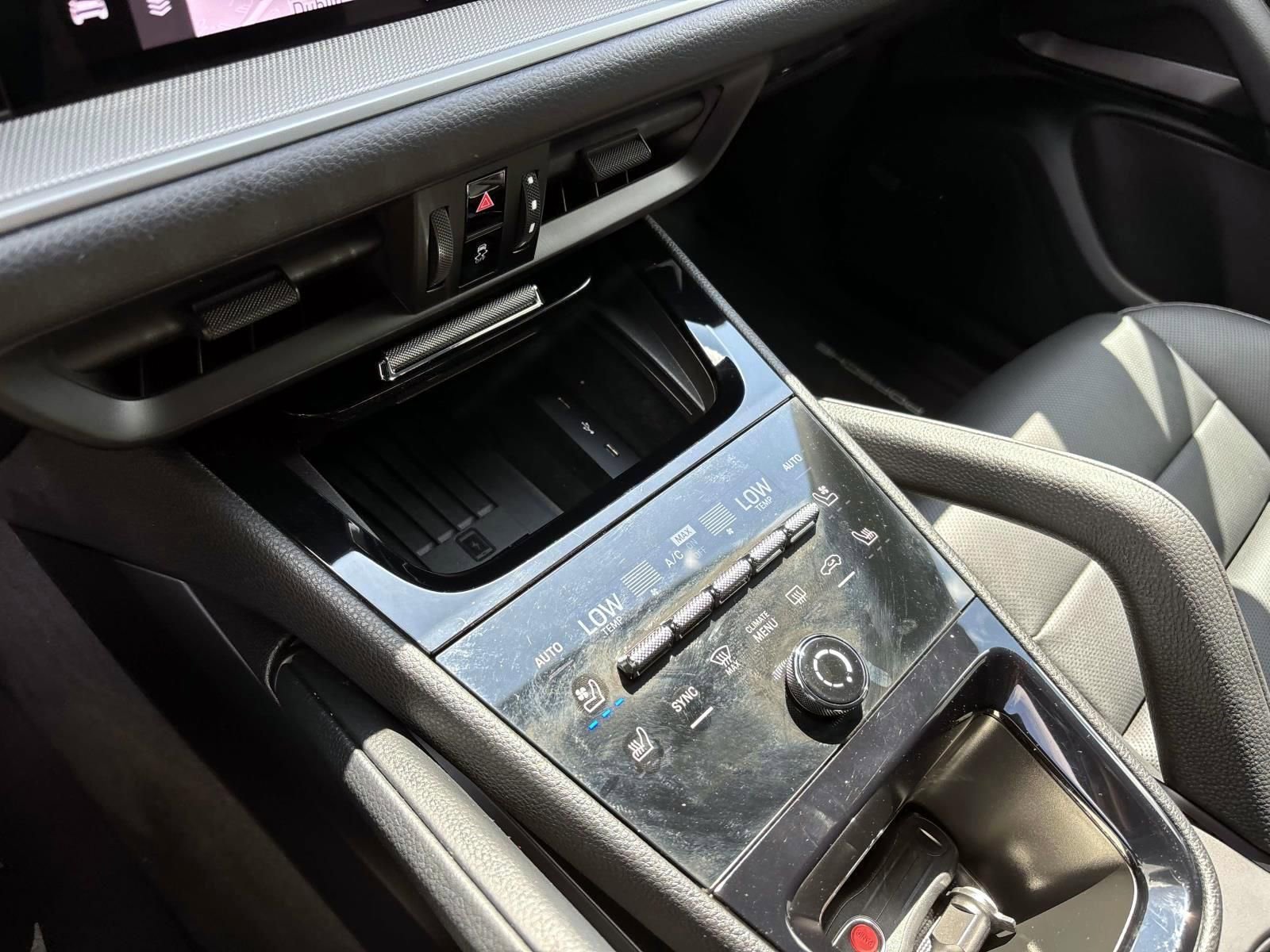 Used 2025 Porsche Cayenne AWD/4WD image 34