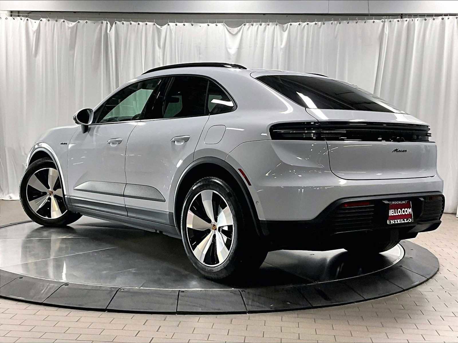 Used 2025 Porsche Macan Electric image 3