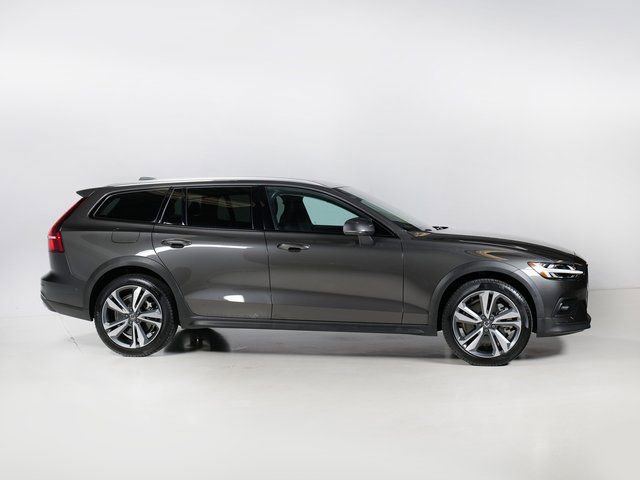 Used 2025 Volvo V60 B5 Cross Country Plus image 28