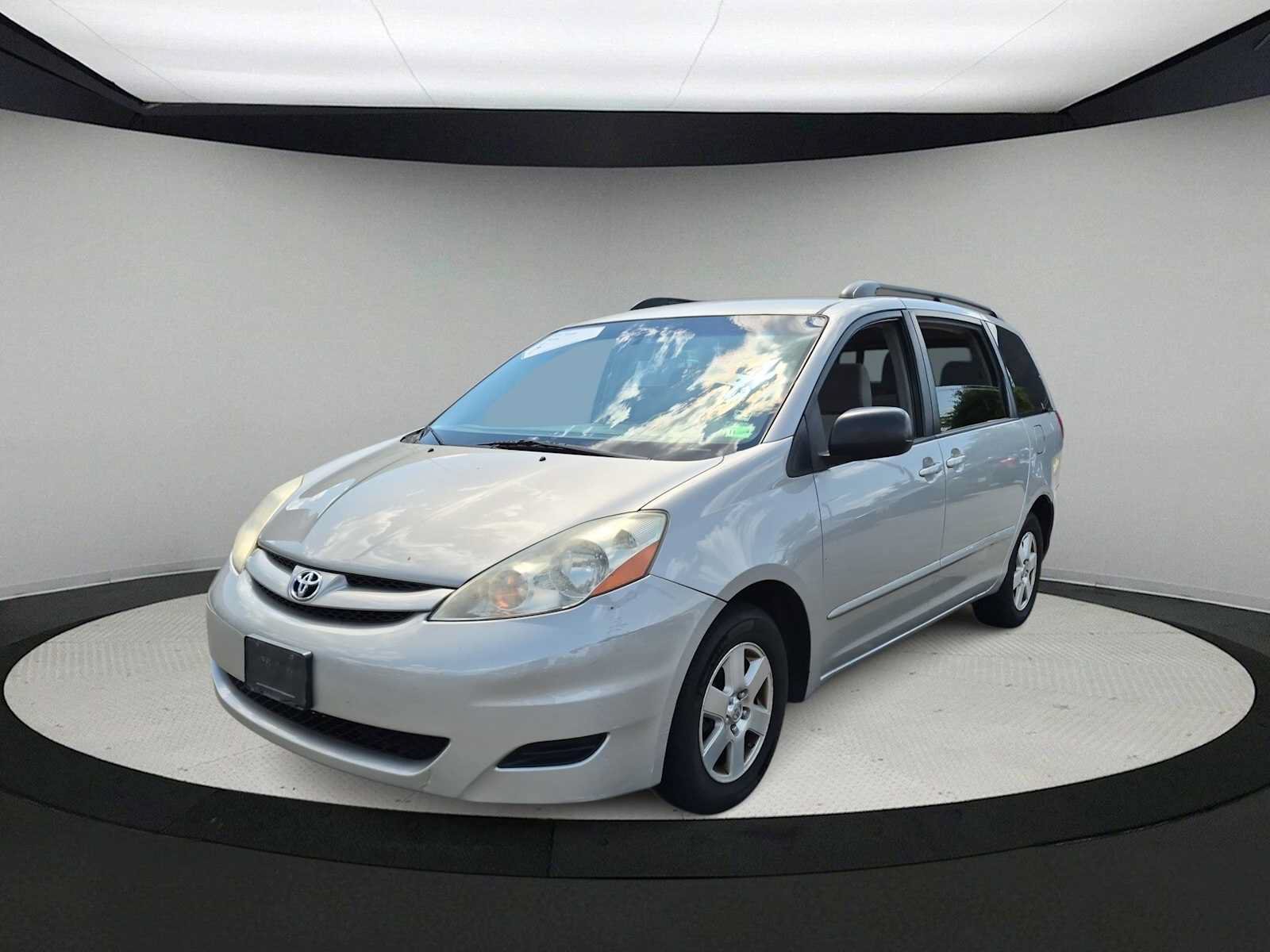 Used 2010 Toyota Sienna LE FWD image 4