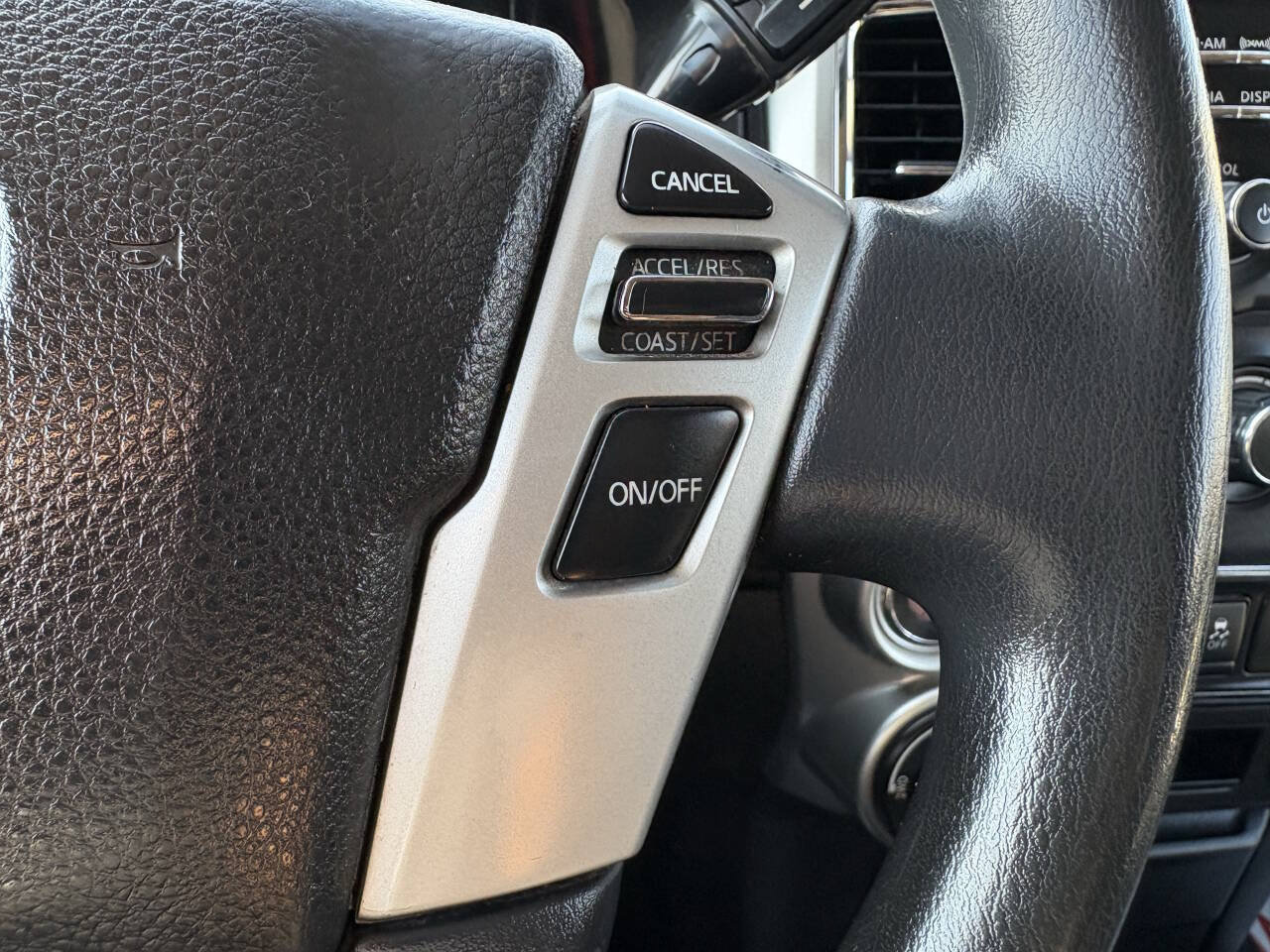 Used 2018 Nissan Titan SV AWD/4WD image 32