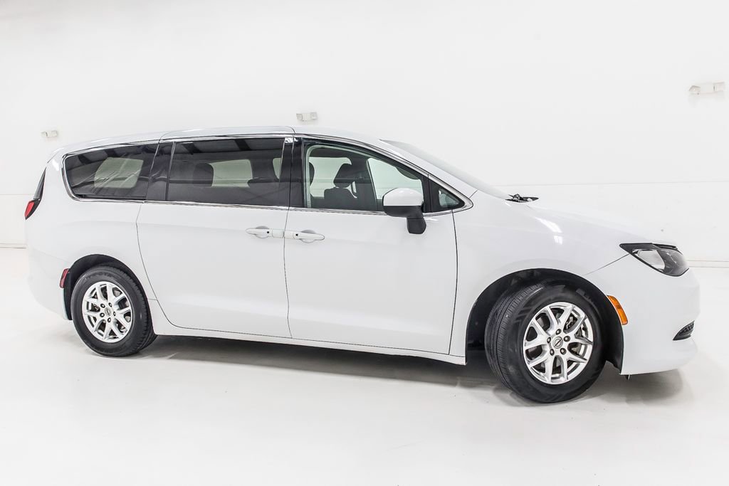 Used 2022 Chrysler Voyager LX image 11