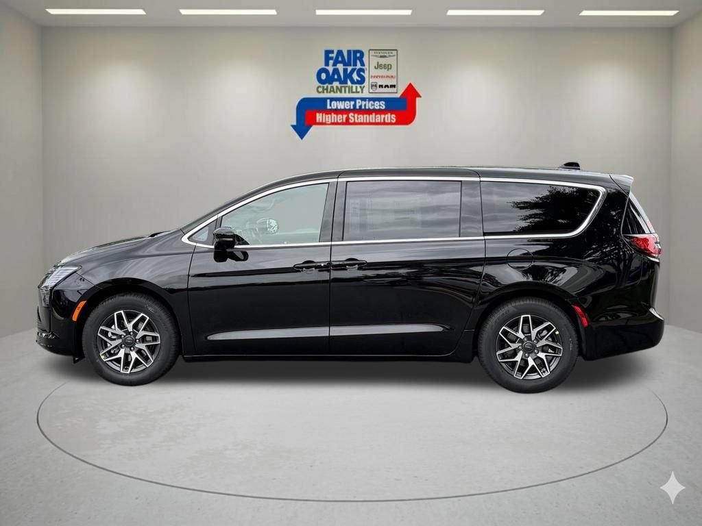 New 2027 Chrysler Pacifica Limited FWD image 9
