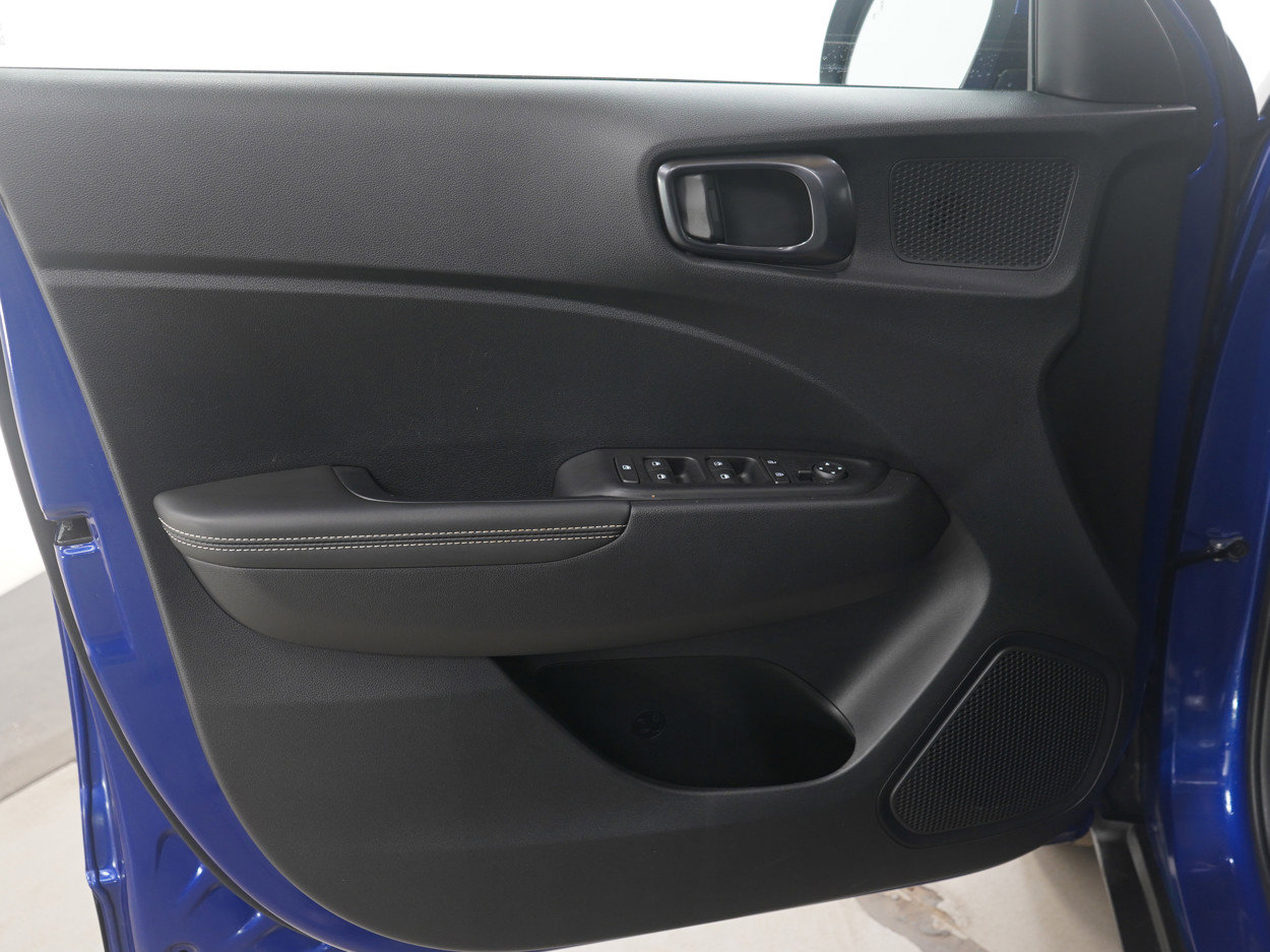 Used 2023 Hyundai Venue Limited image 21