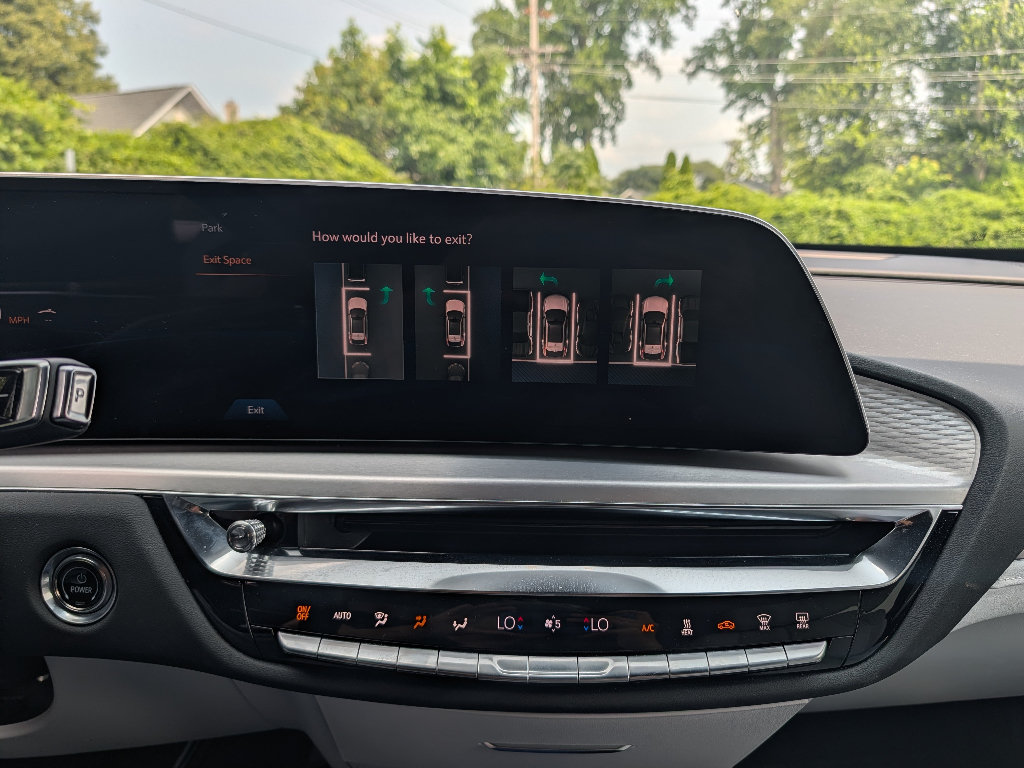 Used 2024 Cadillac Lyriq Luxury AWD/4WD image 31