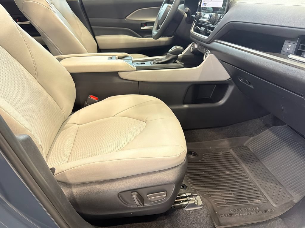 Used 2025 Toyota Grand Highlander AWD Hybrid image 11