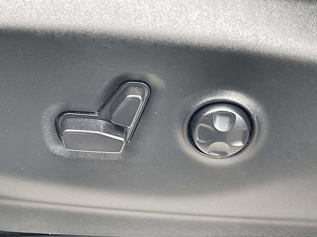 Certified 2023 Chrysler Voyager LX FWD image 28