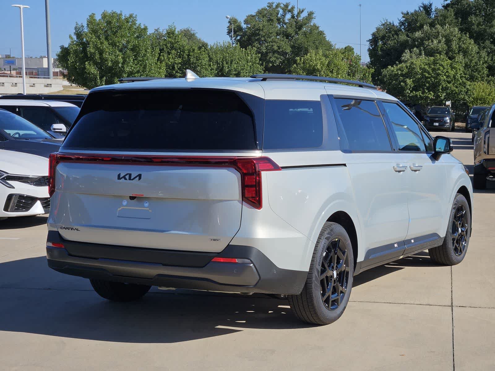 New 2026 Kia Carnival SX w/ SX Dark Edition Package FWD image 5