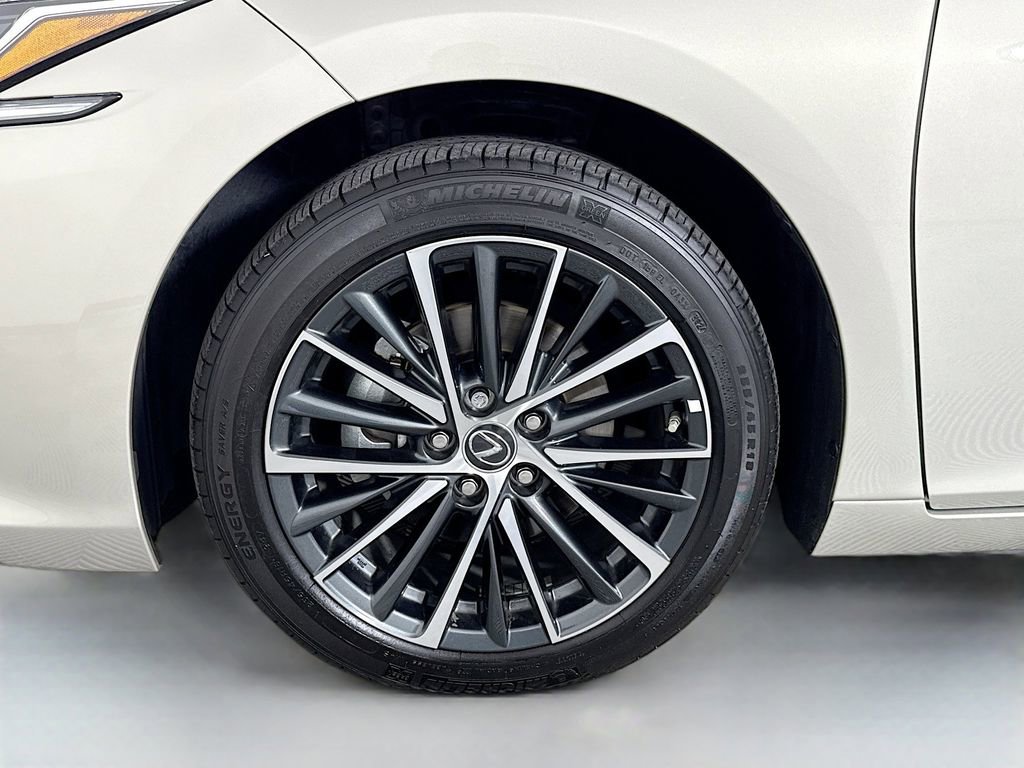 Certified 2025 Lexus ES 300h w/ Premium Package image 32