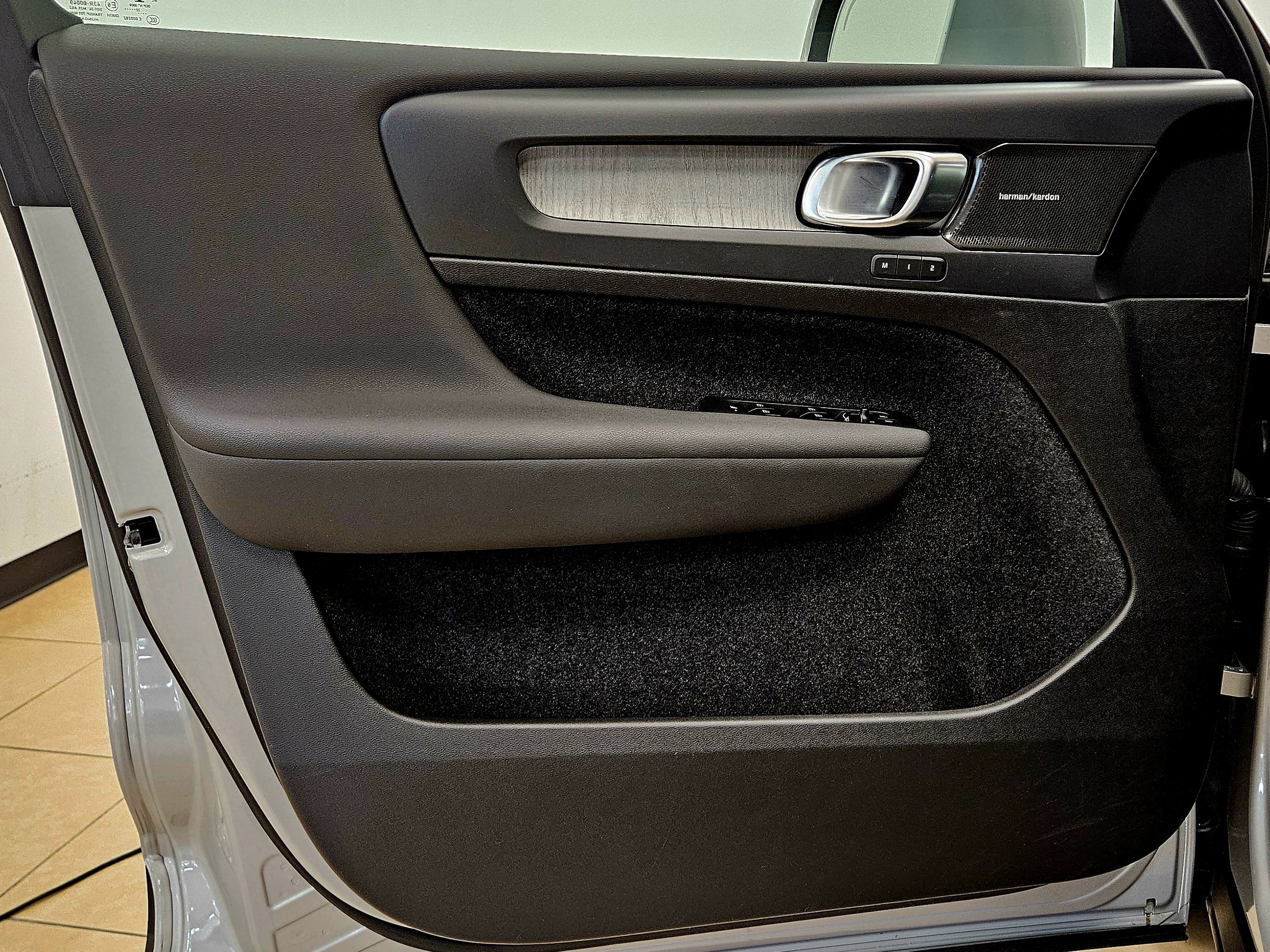 Used 2023 Volvo XC40 B5 Ultimate image 12