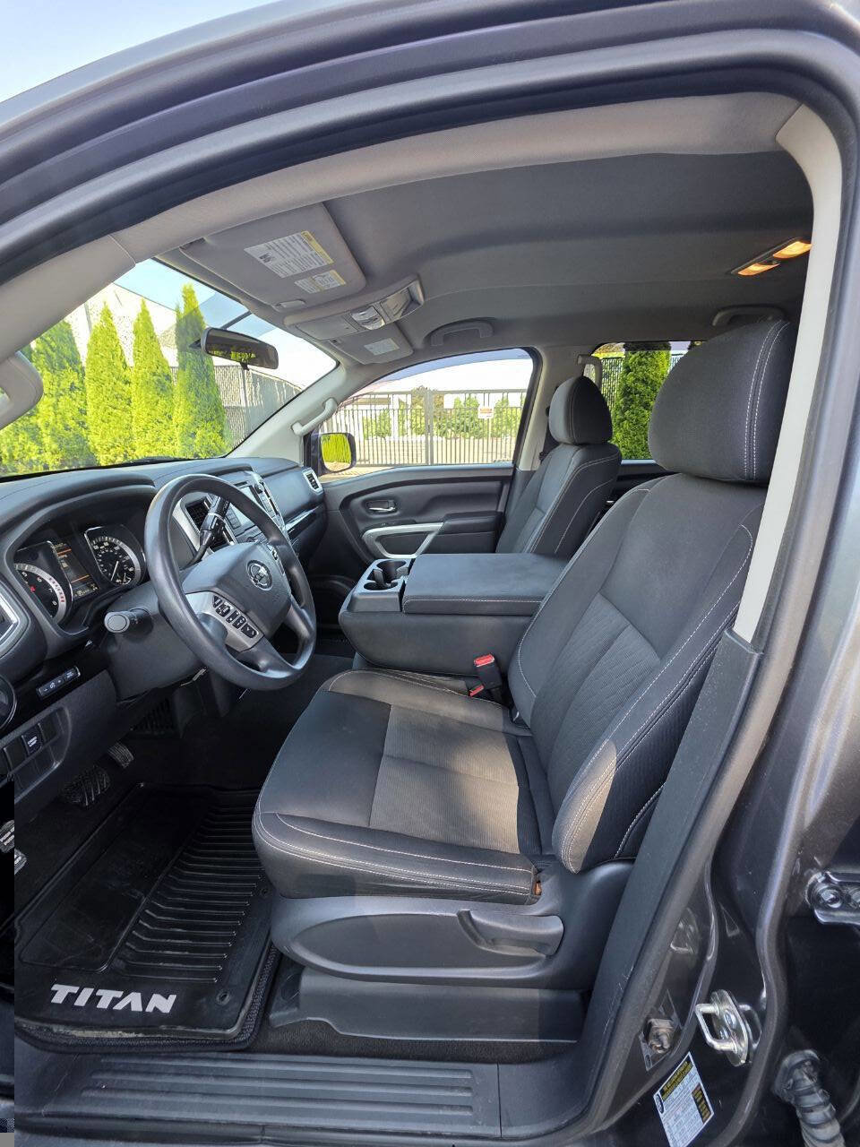 Used 2019 Nissan Titan SV image 9